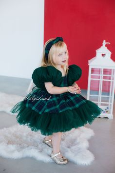 Welcome to the world of exquisite children's holiday dresses - sophisticated and elegant outfits that make every celebration special. Our children's holiday dresses with knee-length and voluminous sleeves are the perfect choice for the little fashionistas who want to shine at any event. Grace and Elegance. Our dresses are crafted from the finest materials, providing them with incredible lightness and breathability. Voluminous sleeves add a touch of aristocracy to the look, while intricate details make your child a true princess.  Variety of Styles and Colors. Our range includes dresses to suit every taste - from classic options in whites and creams to more vibrant colors that captivate the imagination. You'll surely find a dress that matches your style and color palette. Our dresses are de Christmas Baby Photoshoot, Green Plaid Christmas, Elegante Outfits, Holidays With Toddlers, Baby Birthday Dress, Draping Fashion, Voluminous Sleeves, Elegant Outfits, Christmas Costume