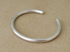 Mens Sterling Silver Jewelry, Silver Cuff Bangle, Handmade Silver Jewellery, Trends Magazine, Trending Bracelets, Antique Bridal Jewelry, Silver Bangle Bracelet, Sterling Silver Bangle Bracelets, Fashion 2016