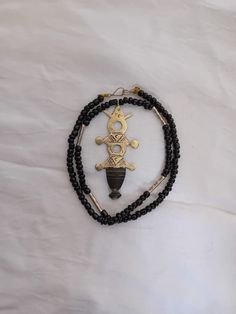 Fabriqué à la main, collier et pendentif Touareg de la tribu, c'est un beau design et gravé ou gravé et porté comme un talisman de chance et de protection dans le désert à la main. Des artisans Touareg ou Touareg sont célèbres pour leurs magnifiques pièces tribales. . Une tribu berbère, les nomades du Sahara qui sont aussi connus pour leurs belles pièces de bijoux, Festival Amulet Style Jewelry With Wooden Beads, Amulet Style Jewelry With Wooden Beads For Festival, Wooden Beads Amulet Jewelry For Festival, Festival Amulet Jewelry With Wooden Beads, Spiritual Carved Medallion Necklaces, Spiritual Carved Pendant Necklace, Engraved Amulet Necklaces For Ceremonial Occasions, Etched Pendant Jewelry For Rituals, Artisan Etched Round Pendant Necklace