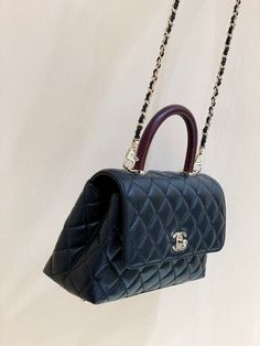 CC Medium Flap Bag With Top Handle Navy Blue For Women, Women’s Handbags, Shoulder And Crossbody Bags 9in/23cm A92990 Rep 1:1 Measurements: 23 x 8.5 x 17.5 cm / 9 x 3.3 x 6.9 inches (Length x Width x Height) Navy Blue Gold-toned hardware Adjustable chain shoulder strap Beautifully structured flap-over design Inside zipped pocket Includes box, dust bag. This product is of the best quality. Chanel Medium Flap Bag, Baby Tote Bag, Louis Vuitton Shirt, Evening Clutch Bag, Flap Bag, Chanel Handbags, Tote Backpack, Black Handbags, Belts For Women