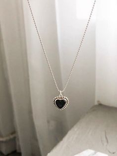 Black Heart Necklace, Female Shorts, Pendant For Women, Necklace Heart, Black Heart, Heart Necklace, Piercings, Diamond Necklace, Vintage Jewelry