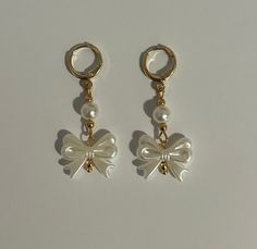 Super coquette bow earrings perfect for any occasion! Cute Pearl Earrings, French Accessories Jewelry, Accessories Clothing, H&m Earrings, Soft Girl Jewelry, Cute Pearl Jewelry, Coquette Jewellery, Cute Jewelry Earrings, Coquette Accesorios