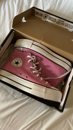 Willow Hale, Converse Aesthetic, Cute Converse, Trendy Shoes Sneakers, Preppy Shoes, Pink Converse, Shoe Wishlist, Hype Shoes, Girly Shoes