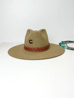 This adorable new Charlie 1 Horse hat is the perfect statement piece for the upcoming seasons!The Lori Hat by Charlie 1 Horse features wool felt material, a pinched front Wide Brim Fur Felt Fedora For Rodeo, Felt Hat Bands For Brimmed Hats At Ranch, Western Felt Hat With Flat Brim, Western Wool Brimmed Felt Hat, Felt Hat With Flat Brim For Kentucky Derby, Felt Hat With Flat Brim For Country Events, Country Style Wool Hat Bands With Flat Brim, Curved Brim Felt Hat For Ranch, Country Style Fur Felt Hat With Flat Brim