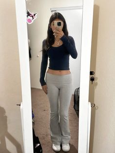 Gray Flared Leggings Outfit, Gray Flared Leggings, Flare Leggings Outfit, Thrift Board, Outfit Navy, Lounge Outfits, Leggings Outfits, Latina Fashion Outfits, College Fits