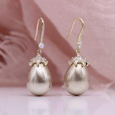 Delicate waterdrop pearl drop earrings With their rare drop-shaped pearls, these pearl drop earrings have a delicate look and connotations of luck, shelter and purity. The teardrop pearl is said to be the tears of angels, the tears left by angels for the protection of the world. Women often wear their hair up and dress up for formal events, from parties to weddings. This is where pearl diamond earrings reach their potential. These elegant and precious drop pearl earrings are a must in any woman' Handmade Pearl Jewelry, Pearl Earrings Designs, Diamond Earrings For Women, Long Pearl Earrings, Mother Of Pearl Jewelry, Jewelry Mirror, Pearl And Diamond Earrings, Pearl Earring, Pearl Types