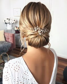 You don’t have to deal with thin hair on your big day. Check out these gorgeous wedding hairstyles for thin hair that you can adopt. Messy Wedding Hair, Wedding Hair Up, Romantic Wedding Hair, Hairdo Wedding, Hair Color Crazy, Bridesmaid Hair Updo, Wedding Hair Inspiration, Low Bun