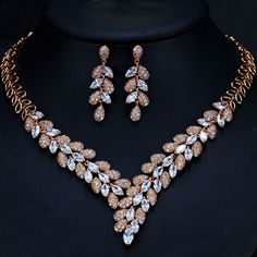 If you’re looking for a fine jewelry which looks sepecial,   precious stone please  consider cubic zirconia bridal jewelry. Kawaii Charms, Dubai Gold Jewelry, Wedding Necklace Set, Bridal Necklace Set, Gold Jewelry Sets, Bridal Fashion Jewelry, Golden Jewelry, Luxury Necklace, Cubic Zirconia Jewelry