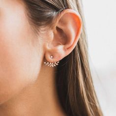 Elegant Leaf Ear Jackets Minimalist Earrings Silver, Helix Piercings, Tragus Piercing, Engagement Ring Rose Gold, Gold Leaf Earrings, Jewellery Inspiration, Ear Jacket, Tragus Piercings, Ear Cuffs