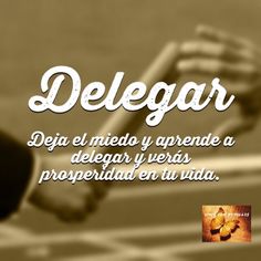 two people shaking hands with the words delegar in spanish