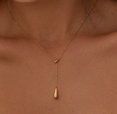 18K Gold Teardrop Necklace Elevate your style with our exquisite gold lariat necklace - Materials: 18k gold plated over stainless steel - Necklace Length: 43cm - 48cm - Adjustable Size: 5cm - Safe for sentive skin - Glossy Gold Finish - Tarnish free - Waterproof - Light weight O T H E R ∙ I N F O R M A T I O N - Next day shipping - Our items come beautifully packaged, making them perfect for gifting. Golden Simple Necklace, Simple Necklaces Aesthetic, Simple Necklace With Pendant, Gold Classy Necklace, Jewelry Elegant Classy, Subtle Gold Jewelry, Gold Necklace Elegant, Good Necklaces, Y Shaped Necklace