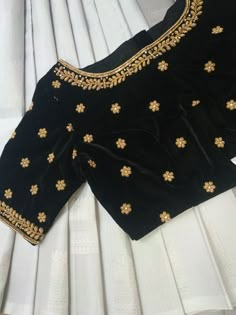 Simple Work On Velvet Blouse, Velvet Blouse Hand Designs, Black Handwork Blouse, Black Blouse Maggam Work Designs, Velvet Blouse Patterns Saree, Velvet Blouse Embroidery Designs, Velvet Blouse Work Designs, Chickenkari Lehenga