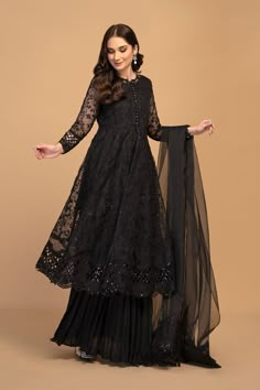 Maria B Black Embroidered Cotton Kameez Salwar Pakistani Party is an embellished kameez with embellished back patchwork, embroidered neckline, border, and sleeves, paired with salwar which can be customized, and a red dupatta in Chiffon fabric. Black Kameez: This is the epitome of modern couture. Reflecting timeless elegance and grandeur. This outstanding embroidered chiffon fabric shirt is printed in floral embroidery. It is allured with thread. Sleeves are decorated with Sleeve design and flor Black Net Dress, Black Pakistani Dress, Elegante Outfits, Outfit Elegante, Outfit Sport, Black Chiffon Dress, Fiesta Outfit, Outfit 2022, Womens Trendy Dresses