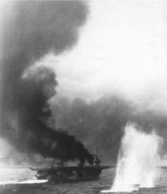 USS Gambier Bay laying smoke Navy Carriers, Sea Battle, Ww2 Photos, Leyte, Navy Aircraft, Old Pics