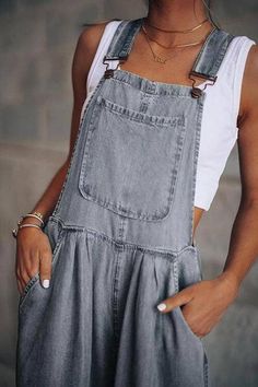 Experience the ultimate in overall fashion with our new Everson Lightweight Denim Wide Leg Denim Overalls. Available in light blue and gray, these stinkin adorbs overalls will be your go-to choice this season. Summer Outfits Denim, Denim Style Casual, Boho Chique, Moda Denim, Strap Pants, Cooler Style, Boho Summer Outfits, Loose Jumpsuit, Denim Overalls