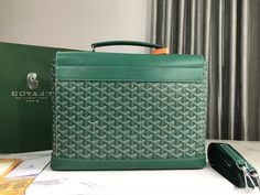 #Goyard Citadin# The name comes from the meaning of "urban man" in French. It is equipped with a detachable shoulder strap, which can be used as a portable briefcase for business outings, and it can be worn elegantly in casual daily life. It is very functional and eclectic. Top BOX smooth cowhide➕Goyardine cotton linen canvas, full of luxury The new Goyard Citadin messenger bag is now available in Goyard Beijing, Shanghai, Shenzhen, Chengdu and Hong Kong boutiques.
This bag is only ️one size: bottom length 38*height 26*width 8cm
There are black, brown, dark blue, green, gray and other five colors to choose from Luxury Green Workwear Shoulder Bag, Luxury Green Shoulder Bag For Work, Luxury Green Workwear Bag, Luxury Green Bags For Work, Luxury Green Bag For Work, Designer Business Shoulder Bag With Leather Handles, Designer Shoulder Bag With Leather Handles For Business, Designer Green Business Bag, Designer Green Shoulder Bag For Business