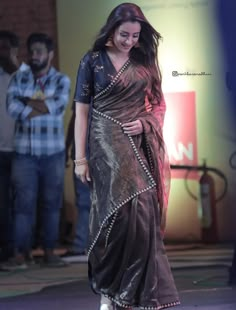 Trisha Blouse Designs, Simple Stylish Sarees, Saree With Bangles Look, Sarees In Trend Now, Designer Sarees Latest, Trisha Saree Look, Gruhapravesam Saree Ideas, Saree With Jewelry Look, Trending Saree Looks