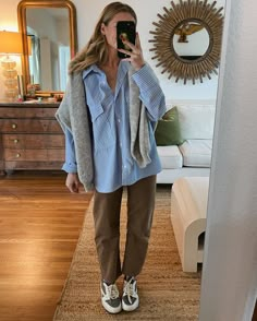 Chic Relaxed Style, Cool Casual Outfit, Black Denim Button Up Shirt Outfit, Comfortable Outfit Aesthetic, Trendy Casual Fall Outfits, Oversized Pants And Shirt Outfit, Women's Fall Clothes 2024, Fall Meeting Outfits, Basic Layered Outfits