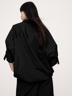 Cut for an oversized fit and longer length, this popover shirt is crafted from our crisp cotton poplin, a fabric we love for its crisp feel against the skin.  We left off the buttons this time, leaving the collar open for an at-ease appeal.  Oversized fit with a dropped shoulder.  Point collar.  Straight hem.  Unlined.  Oversized fit.  Elbow sleeves.  Hip length.  Model: Size S, 5'10" (178cm). Popover Shirt, Top Banana, Jo Malone London, Elbow Sleeve, Hip Length, Long Length, Cotton Poplin, Oversized Fits, Banana Republic