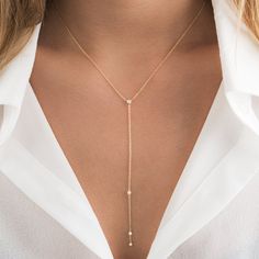 Our Selena lariat necklace is the perfect accessory! You can choose between 2 necklace lengths: 16" and 18" inch. This necklace is made of solid 14k gold and has 4 diamonds with the center diamond being .07 carats and the drop diamonds being .06 carats. We offer this piece in Yellow and white Gold. Layer this beautiful and delicate diamond lariat necklace or show it off on its own. ✨ Features ✨ • Ready To Ship. • Made in the USA.• Gold : Solid 14K• Choice of Gold: Yellow Gold, White Gold• Gem St Diamond Lariat Necklace, Lariat Style Necklace, 2 Necklace, Jewel Wedding, Diamond Jewelry Designs, Solid Gold Jewelry, Lariat Necklace, Rose Gold Necklace, Drop Necklace