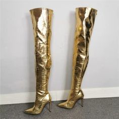 35- 40 Eu Luxury Metallic Boots With Pointed Toe, Luxury Metallic Pointed Toe Boots, Modern Metallic Boots With Pointed Toe, Elegant Party Boots With Metal Feet, Elegant Shiny Boots For Formal Occasions, Luxury Patent Leather Party Boots, Elegant Gold Leather Boots, Elegant Shiny Formal Boots, Elegant Formal Shiny Boots