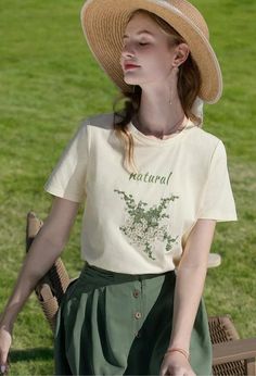 Cottagecore Natural Tee Cottagecore Women, Cottagecore Grunge, Grunge Fits, The 90s Fashion, Nature Inspired Fashion, Jeans Patchwork, Aesthetic Clothing Stores, Serene Nature, Baby Tees Y2k