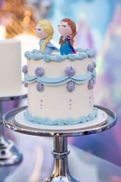 there is a cake that has been decorated to look like a princess and prince on it