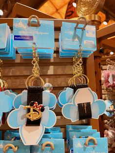 Headband Holder is released at Hong Kong Disney Resort Today~! Size: Approximately 16 cm in length You can carry your headband in a fashionable way. If you remove the headband while playing in the park, attach it to the headband holder and carry it with you! Mouse Headband, Minnie Mouse Headband, Cute Disney Outfits, Headband Holder, Disney Merch, Hong Kong Disneyland, Iwatch Apple, Disney Addict, Tokyo Disneyland