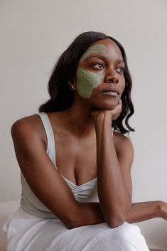 This mask is formulated with a powerhouse of natural ingredients, including green papaya fruit enzymes, matcha green tea powder, French green and rhassoul clay, yarrow, and geranium. These components work together to detoxify, cleanse, balance, and heal skin to reveal a bright, nourished complexion. Enzyme Mask, Organic Face Mask, Papaya Fruit, Green Papaya, French Green Clay, Papaya Fruits, French Green, Matcha Green Tea Powder, Skin Dryness