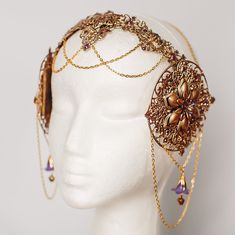 **Graceful Golden Art Nouveau Crown - A touch of art and elegance for photo shoots** Enter the fascinating world of Art Nouveau and art with our handmade Golden Art Nouveau Crown. This exquisitely designed headpiece is the ideal accessory for photo shoots and adds a unique combination of art and elegance to your look. Our crown has been crafted with the utmost care from high-quality materials and impresses with its delicate and artistic style. The sparkling rhinestones give the headpiece a touch of shine and luxury. With lacing, this crown can be adjusted to any head shape and is therefore also suitable for dancing. The Golden Art Nouveau Crown is more than just an accessory; she is a creative work of art. It's perfect for photo shoots, burlesque performances, tribal dance performances, an Crown Art, Golden Art, Rhinestone Headpiece, Deco Decor, World Of Art, Sensitive People, Artistic Style, Head Shapes, Costume Hats