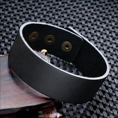 Esta resistente pulsera de cuero es el estilo inteligente que necesitas. La correa hace una declaración audaz y moderna y te hace sentir armado y listo para enfrentar cualquier cosa. La construcción de cuero duradero puede soportar su estilo de vida activo sin dejar de lucir elegante.
Especificaciones
Material: cuero auténtico con aleación de zinc
Color marrón
Peso: 11g
Tamaño: 9.06 | 23 cm (ajustable)
BERML te invita a atarte la muñeca con el espíritu del alma antigua con una pulsera de cuero. Leather Armband, Goth Cowboy, Diamante Bracelet, Leather Cuff Bracelets, Mens Den, Leather Choker Necklace, Earthy Scent, Leather Cuff Bracelet, Piercing Ring