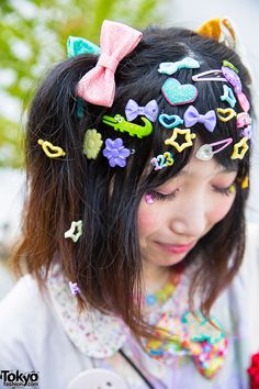 Colorful Hair Clips Aesthetic, Rainbow Hair Clips, Harajuku Fashion Hair, Anime Hair Clips, Layered Skirts, Decora Style, Hair Clips Aesthetic