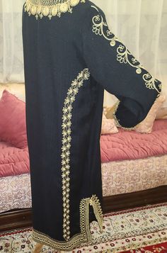 Kaftan traditionnel Marocain Tissu conton lin, brodé au fil d'or Travail artisanal marocain Longueur du caftan est de 1m 15 Longueur des bras 58cm le 1/4 de poitrine est de 28 cm Embroidered Traditional Drape Kaftan For Festivals, Traditional Draped Embroidered Kaftan For Festivals, Gold Embroidered Dress For Eid, Fitted Kaftan With Resham Embroidery For Eid, Festive Multicolor Embroidered Kaftan With Dabka Work, Elegant Festive Multicolor Embroidered Kaftan, Festive Elegant Multicolor Embroidered Kaftan, Long Sleeve Thobe With Intricate Embroidery For Eid, Long Sleeve Embroidered Agbada For Festivals