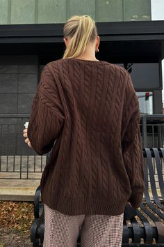 NYC Cable Knit Sweater Oversized Fit NYC Pat Models are 5'2 and 5'6 both wearing a size small Fit Nyc, Brown Knitted Sweater, Cropped Sweater Outfit, Brown Cable Knit Sweater, Knit Sweater Oversized, Brown Knit Sweater, Party Sunglasses, Sweater Oversize, Sweater Oversized