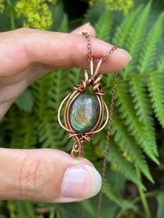 Nature-inspired Wire Wrapped Necklace For Gift, Mystical Copper Wire Wrapped Necklace, Spiritual Hand-wrapped Copper Wire Necklace, Copper Wire Gemstone Pendant Necklace, Nature-inspired Wire Wrapped Crystal Pendant Necklaces, Celtic Woman, Bijoux Fil Aluminium, Labradorite Jewelry, Leaf Jewelry