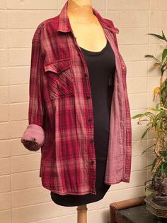 COTTON FLANNEL large Extremely lite weight buffalo plaid  in shades of cranberry red.. A fun oversized shirt with a warm  silky feel. Long sleeves with button cuffs.  Unique checked interior. Relaxed fit.  Draped back.  Dark buttons. Quilted pockets. Last photo shows the fine weave of this  100% cotton flannel.  Made by Converse Marked large  Mint condition  Length 30" Shoulder back 20" Sleeve 28" Arm opening 20" Red Casual Flannel Shirt For Fall, Everyday Plaid Long Sleeve Shirt, Everyday Long Sleeve Plaid Shirt, Casual Red Flannel Shirt, Red Relaxed Fit Flannel Shirt, Oversized Red Long Sleeve Flannel Shirt, Casual Yarn-dyed Long Sleeve Flannel Shirt, Casual Pink Cotton Flannel Shirt, Red Flannel Long Sleeve Top