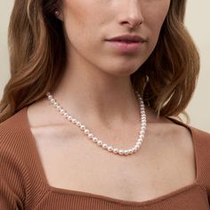 If you're looking for a classic strand in a traditional size, this might be the perfect strand. The princess length of 18 inches is the most iconic, and this strand of perfectly round, lustrous pearls fits the bill nicely. This strand of pearls measures 6.5-7.0 mm in size. This is considered ungraduated, and a very popular size. The necklace is strung to 18 inches, which falls at or just below the collarbone. This is referred to as the princess length - the classic and most popular. Each pearl i Minimalist Diamond Necklace, Chokers Necklace, Akoya Pearl Necklace, Rope Chain Necklace, Pearl Choker Necklace, Chain Choker Necklace, Akoya Pearls, Pearl Types, Necklace Size