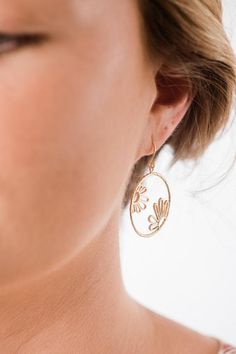 These are gorgeous gold daisy filigree earrings! The floral design has intricate details and is set inside a circle frame.  These dangle earrings are modern yellow gold plated and have nickel free fish hook ear wires.  These would be beautiful for everyday or would be lovely accessories for a bridal party! Feminine modern earrings that you will love to wear for any occasion.These earrings measure approximately 1.5 inches in total length from the top of the ear wire.  The round floral drops are a Acorn Necklace, Floral Filigree, Circle Frame, Filigree Earrings, Daisy Earrings, Pearl Cream, Fall Jewelry, Bridal Gold Jewellery, Modern Earrings