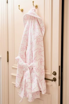 Cozy chic and so in love with our Indie Robe. Arriving in 100% cotton, these ultra-soft robes features our favorite florals and keep you comfy as you get ready for the day or night. Robe Women Aesthetic, Comfy Robe, Coquette Finds, Robes Aesthetic, Sleeping Robe, Cute Robes, Christmas List Aesthetic, Pink Wishlist, Love Shack Fancy