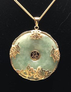 Jade Pendant Necklace Jade Necklace Pendant Chinese, Jade And Gold Necklace, Jade Gold Jewelry, Chinese Gold Jewellery, Jade Green Aesthetic, Jade Decor, Chinese Jewelry Traditional, Jade Jewelry Chinese, Chinese Jade Jewelry