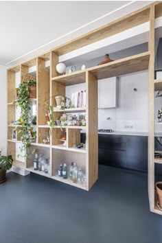 Bibliothèque cloison pour structurer l'espace Kitchen Room Divider, Built In Furniture, Buy Home, Room Dividers, Small Apartments, 인테리어 디자인, Open Shelving, House Inspo, House Inspiration