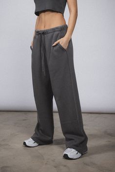 An elevated loungewear essential. The Core Straight Leg Sweatpant is made of a 12 oz cotton with a wide-leg, baggy silhouette. Includes a drawstring waistband, side pockets, and back pocket for added functionally. 100% ORGANIC COTTON 12 OZ BRUSHED TERRY STANDARD FIT MID RISE GARMENT WASHED INSPIRED BY VINTAGE GARMENTS Elevated Loungewear, Elwood Clothing, Drawstring Waistband, Baggy Fits, Black Friday Sale, Vintage Brown, Buy Vintage, Male Model, White Vintage