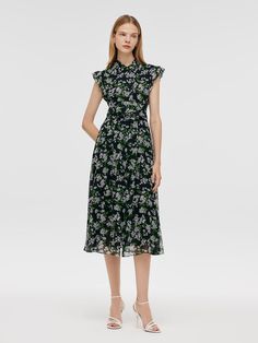 -10 Momme mulberry silk -Breathable -Soft and comfortable This midi dress, crafted from 10 Momme mulberry silk, combines elegance and comfort. Its breathable fabric ensures wearability in any season, while the tied back detail adds a romantic and feminine touch. The dress's floral pattern set against a deep green background offers a timeless aesthetic, perfect for various occasions from casual gatherings to more formal events.10 Momme Mulberry Silk Tied Back Women Midi DressGoodsNo: 1C7C4K110��• F Mulberry Silk Fabric, Modern Cheongsam, Timeless Aesthetic, Long Sleeve Short Dress, Women Midi, Back Women, Knitted Tank Top, Cheongsam, Green Background