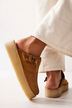 Comfortable Cute Shoes, Fall Shoes 2024, Womens Fall Shoes, Fall Shoes Women, Comfortable Work Shoes, Wedge Mules, Platform Mules, Platform Clogs, Suede Mules