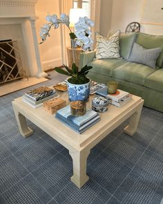 Ming Coffee Table Living Room, Classic Southern Home, Square Coffee Tables, Coffee Table Styling Ideas, Blue And White Dinnerware, Coffee Table Decor Ideas, Kitchen Cozy, Lacquered Walls