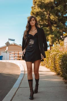 black slip dress outfit with heels and blazer; how to dress up your lingerie outfit; black on black outfit ideas; styled slip dress look Black Outfit With Blazer, Short Slip Dress Outfit, Black Silk Dress Outfit, Slip Dress Outfit Night, Black Slip Dress Outfit, Outfit With Blazer, Silk Dresses Outfit, Silk Outfits, Short Slip Dress