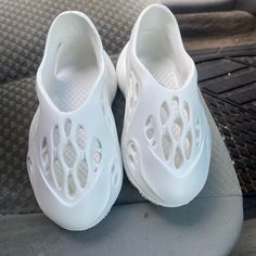 Size 26/27 (Usa: 9.5-10 Toddler Size 2-4 Years) Unisex Garden Clogs: The Unique Breathable Upper Design Can Effectively Accelerate Air Circulation And Keep Your Feet Always Dry Arch Support: Deep Heel Cup & Roomy Toe Box Molds To Your Foot Shapes For Extreme Comfort, Ergonomic Designed To Hug Your Arches, Enhances Comfort And Relieve Foot Pain Outer Material: Rubber Inner Material: Unlined Sole: Ethylene Vinyl Acetate Closure: Pull On Heel Type: Flat Material Composition: Synthetic Shoe Width: M White Closed Toe Jelly Sandals For Summer, White Jelly Sandals With Round Toe For Summer, White Round Toe Jelly Sandals For Summer, Summer Non-slip Plastic Clogs, Summer Plastic Non-slip Clogs, Summer Closed Toe Plastic Clogs, Casual White Closed Toe Jelly Sandals, Plastic Clogs For Summer Beach Wear, Non-slip White Flat Jelly Sandals