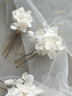 These bridal flower hair pins are perfect for minimalist wedding theme.It is made to order. Made with preserved everlasting real flowers. They are not silk, not artificial flowers. All flowers are natural and processed to last for years. Choice of Ivory/ Off White or Pure White Floral Hair Clip Wedding, Minimal Bride, White Flower Hair Clip, Flower Hair Pins Wedding, Flower Hair Clips Wedding, Flower Bridal Hair, Floral Wedding Hair, Preserved Hydrangea, Flower Hair Pins