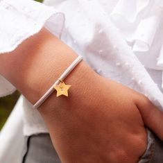 "Initial Star Charm Bracelet con cinta elástica y una inicial o nombre grabado, regalo perfecto para una niña. Encantadora pulsera con dije de estrella con materiales de alta calidad y cinta elástica ajustable que se puede usar todos los días. Realizado con una técnica artesanal y un diseño único que combinará a la perfección con tu pequeña. Diseñamos joyas especiales y tú las haces únicas. * Materiales : plata de alta calidad y cinta elástica * Color de la cinta: rosa * azul * violeta * Acabado White Charm Bracelet With Star Charm As Gift, Adjustable Star Charm Bracelet For Friendship, Adjustable Charm Bracelet With Star Charm For Everyday, Adjustable Star Charm Bracelet, Adjustable White Charm Bracelet With Star Charm, Adjustable White Star Charm Bracelet, Personalized Star-shaped Birthday Jewelry, Adjustable Star Charm Bracelet As Gift, Adjustable Star Charm Bracelet For Gifts