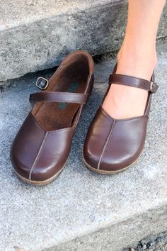 The Eva features a stretchy, adjustable mary-jane style strap. A sleek vegetable tanned leather outer with a soft wool felt interior, makes this shoe stylish, versatile and oh so comfy. The leather Eva is an ideal dress shoe, travel shoe or even elevated slipper!